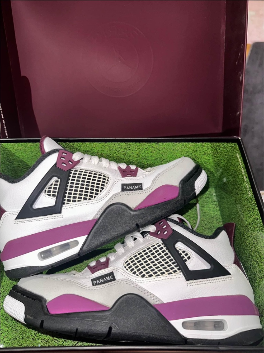 Jordan 4 Retro
PSG Paris Saint-Germain